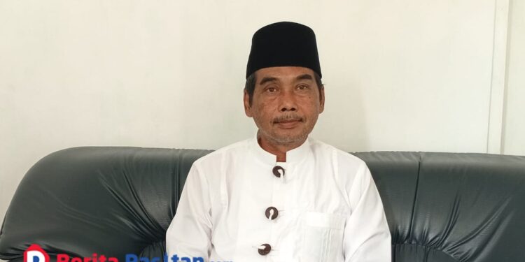Drs. Baharuddin, M.Pd, Kepala Kantor Kemenag Pacitan, saat ditemui di ruang kerjanya membahas rangkaian peringatan Hari Amal Bhakti ke-80 dan Hari Santri 2025. (Foto: Sunardi/Berita Pacitan).