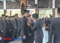 Bupati Pacitan, Indrata Nur Bayuaji, saat menyematkan tanda jabatan kepada salah satu pejabat yang dilantik dalam upacara pelantikan dan pengambilan sumpah jabatan di Pendopo Kabupaten Pacitan, Jumat, 24/10/2025. (Foto: Sunardi/Berita Pacitan).