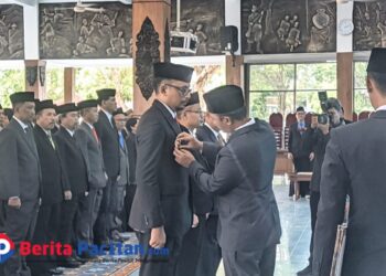 Bupati Pacitan, Indrata Nur Bayuaji, saat menyematkan tanda jabatan kepada salah satu pejabat yang dilantik dalam upacara pelantikan dan pengambilan sumpah jabatan di Pendopo Kabupaten Pacitan, Jumat, 24/10/2025. (Foto: Sunardi/Berita Pacitan).