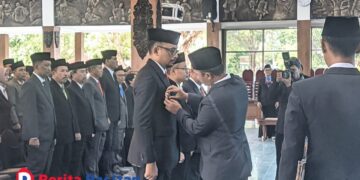 Bupati Pacitan, Indrata Nur Bayuaji, saat menyematkan tanda jabatan kepada salah satu pejabat yang dilantik dalam upacara pelantikan dan pengambilan sumpah jabatan di Pendopo Kabupaten Pacitan, Jumat, 24/10/2025. (Foto: Sunardi/Berita Pacitan).