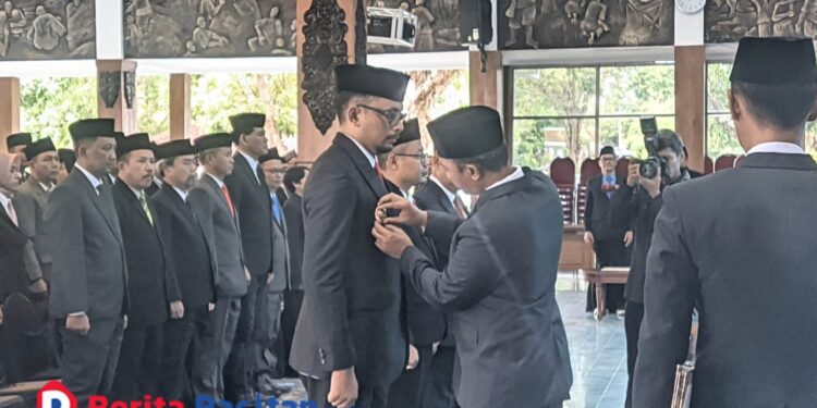Bupati Pacitan, Indrata Nur Bayuaji, saat menyematkan tanda jabatan kepada salah satu pejabat yang dilantik dalam upacara pelantikan dan pengambilan sumpah jabatan di Pendopo Kabupaten Pacitan, Jumat, 24/10/2025. (Foto: Sunardi/Berita Pacitan).