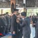 Bupati Pacitan, Indrata Nur Bayuaji, saat menyematkan tanda jabatan kepada salah satu pejabat yang dilantik dalam upacara pelantikan dan pengambilan sumpah jabatan di Pendopo Kabupaten Pacitan, Jumat, 24/10/2025. (Foto: Sunardi/Berita Pacitan).