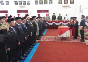Pengambilan sumpah jabatan anggota DPRD Kabupaten Pacitan periode 2024–2029 berlangsung khidmat di ruang rapat paripurna DPRD Pacitan. (Foto: Istimewa for Berita Pacitan).