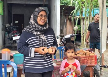 Pengunjung menukar uang gerabah di area bazar Festival Lempung Agung, Desa Purwoasri, Kecamatan Kebonagung, Pacitan. 25/10/2025. (Foto: Sunardi/Berita Pacitan).