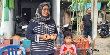 Pengunjung menukar uang gerabah di area bazar Festival Lempung Agung, Desa Purwoasri, Kecamatan Kebonagung, Pacitan. 25/10/2025. (Foto: Sunardi/Berita Pacitan).
