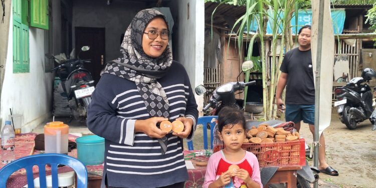 Pengunjung menukar uang gerabah di area bazar Festival Lempung Agung, Desa Purwoasri, Kecamatan Kebonagung, Pacitan. 25/10/2025. (Foto: Sunardi/Berita Pacitan).