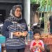 Pengunjung menukar uang gerabah di area bazar Festival Lempung Agung, Desa Purwoasri, Kecamatan Kebonagung, Pacitan. 25/10/2025. (Foto: Sunardi/Berita Pacitan).