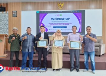 Kepala Kemenag Pacitan, Drs. Baharudin, M.Pd. saat membuka Workshop Pemaknaan Kritis Poligami di Era Modern yang digelar SMSI Pacitan di Gedung Haji Kankemenag Pacitan, Selasa, 28 Oktober 2025. (Foto: Al Ahmadi/Berita Pacitan)