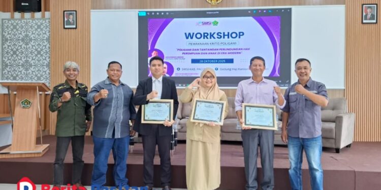 Kepala Kemenag Pacitan, Drs. Baharudin, M.Pd. saat membuka Workshop Pemaknaan Kritis Poligami di Era Modern yang digelar SMSI Pacitan di Gedung Haji Kankemenag Pacitan, Selasa, 28 Oktober 2025. (Foto: Al Ahmadi/Berita Pacitan)