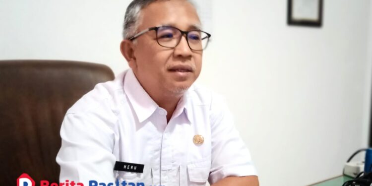 Heru Tunggul Widodo, Kepala Dinas Perkimtan Pacitan, saat ditemui di ruang kerjanya. (Foto: Sunardi/Berita Pacitan)