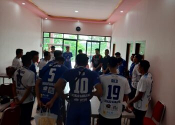 Para pemain Laskar Kanjeng Pacitan mendengarkan arahan pelatih sebelum bertanding di babak kedua Livoli Divisi 1 di Sport Center Lamongan, Kamis, 30 Oktober 2025. (Foto: Laskar Kanjeng for Berita Pacitan)
