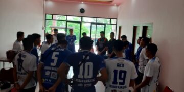 Para pemain Laskar Kanjeng Pacitan mendengarkan arahan pelatih sebelum bertanding di babak kedua Livoli Divisi 1 di Sport Center Lamongan, Kamis, 30 Oktober 2025. (Foto: Laskar Kanjeng for Berita Pacitan)