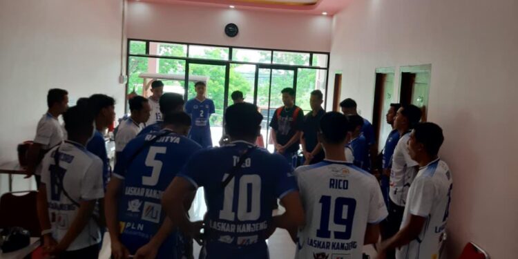 Para pemain Laskar Kanjeng Pacitan mendengarkan arahan pelatih sebelum bertanding di babak kedua Livoli Divisi 1 di Sport Center Lamongan, Kamis, 30 Oktober 2025. (Foto: Laskar Kanjeng for Berita Pacitan)