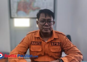 Kepala Bidang Kedaruratan dan Logistik BPBD Pacitan, Radit Suryo Anggono, memberikan keterangan terkait kesiapsiagaan menghadapi cuaca ekstrem dan potensi bencana tanah longsor di wilayah Pacitan. (Foto: Sunardi/Berita Pacitan)
