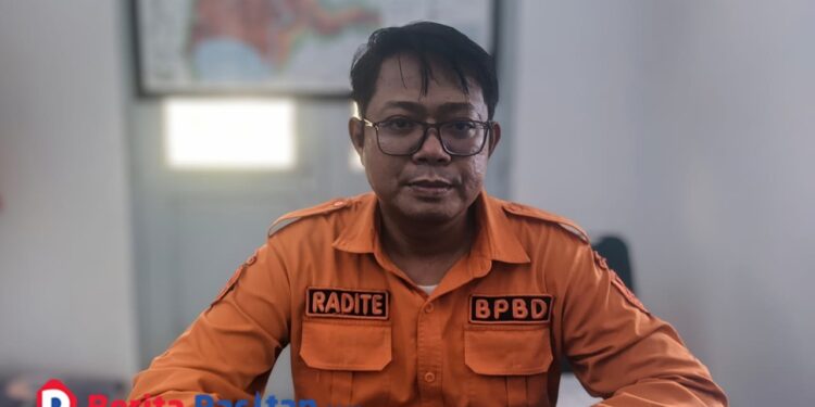 Kepala Bidang Kedaruratan dan Logistik BPBD Pacitan, Radit Suryo Anggono, memberikan keterangan terkait kesiapsiagaan menghadapi cuaca ekstrem dan potensi bencana tanah longsor di wilayah Pacitan. (Foto: Sunardi/Berita Pacitan)