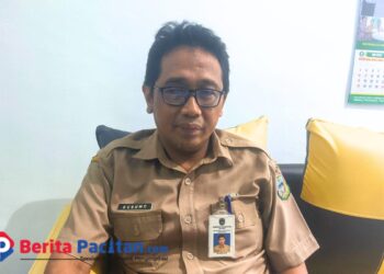 Sri Wibowo, Plt. Kepala Dinas Koperasi dan Usaha Mikro Kabupaten Pacitan, saat ditemui di ruang kerjanya menjelaskan perkembangan KOPDES dan UMKM di Pacitan. Selasa, 4/11/2025. (Foto: Sunardi/Berita Pacitan).