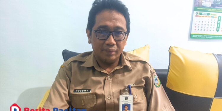 Sri Wibowo, Plt. Kepala Dinas Koperasi dan Usaha Mikro Kabupaten Pacitan, saat ditemui di ruang kerjanya menjelaskan perkembangan KOPDES dan UMKM di Pacitan. Selasa, 4/11/2025. (Foto: Sunardi/Berita Pacitan).