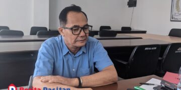 Rahman Wijayanto, Ketua Komisi I DPRD Kabupaten Pacitan, saat ditemui di ruang kerjanya membahas sinergi BUMDes dan Kopdes dalam memperkuat ekonomi desa. Jum’at, 7/11/2025. (Foto: Sunardi/Berita Pacitan).