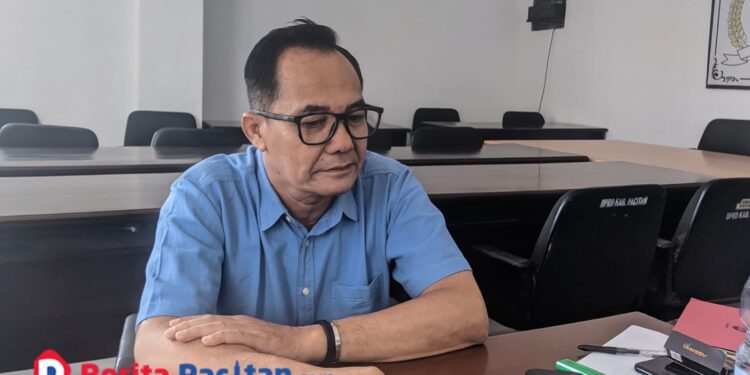 Rahman Wijayanto, Ketua Komisi I DPRD Kabupaten Pacitan, saat ditemui di ruang kerjanya membahas sinergi BUMDes dan Kopdes dalam memperkuat ekonomi desa. Jum’at, 7/11/2025. (Foto: Sunardi/Berita Pacitan).
