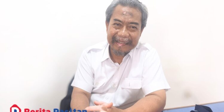 Kepala Kesbangpol Pacitan, Turmudi, saat ditemui di ruang kerjanya membahas upaya pembinaan terhadap penganut aliran kepercayaan di Pacitan, Senin, 10/11/2025. (Foto: Sunardi/Berita Pacitan).