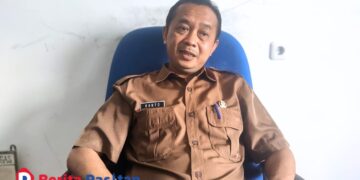 Kepala Bidang Perdagangan dan Kemetrologian Disdagnaker Pacitan, Sukanto, saat ditemui di kantornya menjelaskan hasil pemeriksaan kualitas bahan bakar di seluruh SPBU wilayah Pacitan, Senin, 10/11/2025. (Foto: Sunardi/Berita Pacitan).