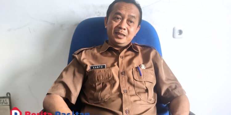 Kepala Bidang Perdagangan dan Kemetrologian Disdagnaker Pacitan, Sukanto, saat ditemui di kantornya menjelaskan hasil pemeriksaan kualitas bahan bakar di seluruh SPBU wilayah Pacitan, Senin, 10/11/2025. (Foto: Sunardi/Berita Pacitan).