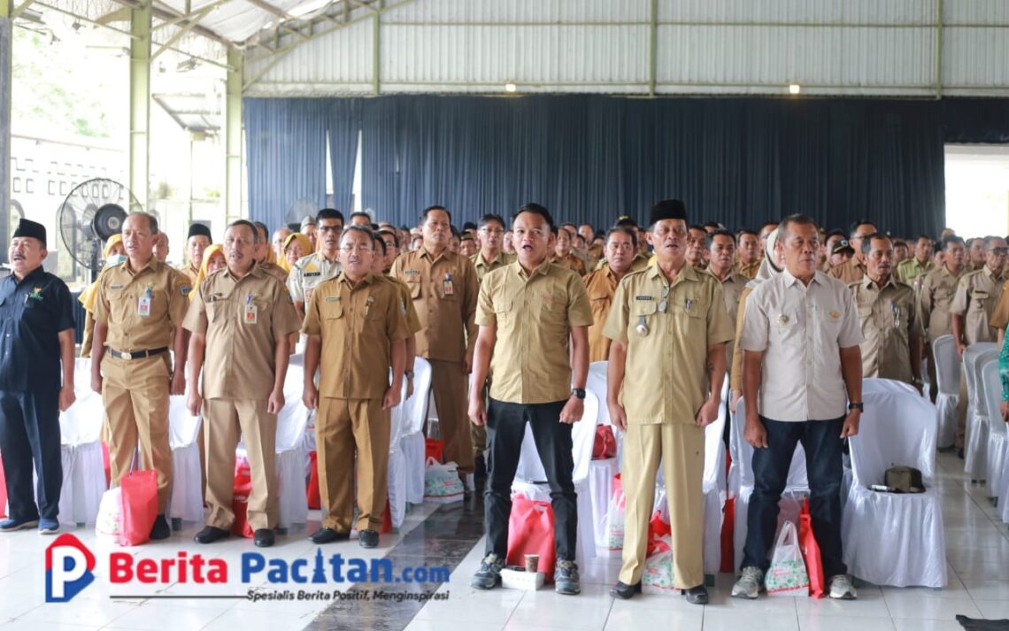 Para kepala desa se-Kabupaten Pacitan mengikuti Rapat Koordinasi Forkopimda, Forkopimcam, dan Tiga Pilar Desa di Gedung Karya Dharma. (Foto: Berita Pacitan).