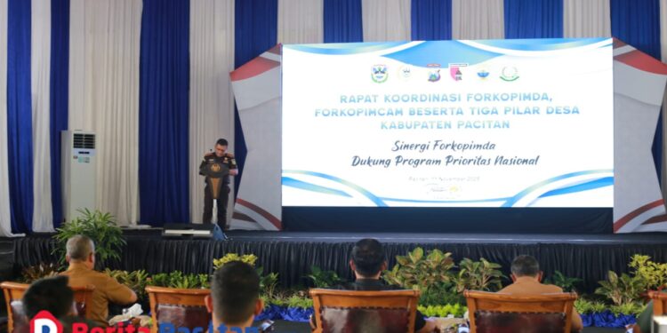 Kepala Kejaksaan Negeri Pacitan saat menyampaikan pandangan dalam Rapat Koordinasi Forkopimda, Forkopimcam, dan Tiga Pilar Desa Kabupaten Pacitan, kegiatan tersebut membahas sinergi Forkopimda dalam mendukung program prioritas nasional. (Foto: Sunardi Berita Pacitan).