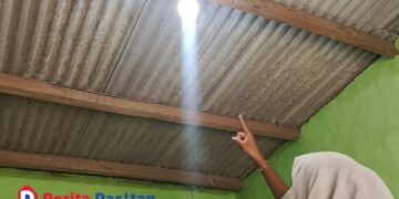 Warga Desa Klesem, Kecamatan Kebonagung, memperlihatkan kondisi listrik di rumahnya yang sering melemah hingga mengganggu aktivitas harian. (Foto: Sunardi/Berita Pacitan).