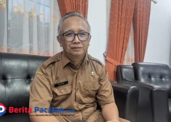 Heru Tunggul, Kepala Dinas Perumahan, Kawasan Permukiman, dan Pertanahan (Perkimtan) Kabupaten Pacitan, saat ditemui di kantornya menjelaskan kendala pembangunan jalan lingkungan akibat cuaca ekstrem. (Foto: Sunardi/Berita Pacitan).