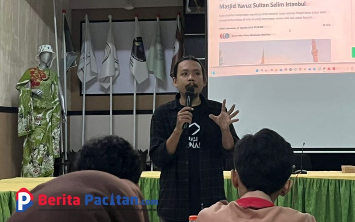 Yusuf Arifa’i, jurnalis Times Indonesia, saat memberikan materi pada pelatihan jurnalistik di SMKN 1 Pacitan. (Foto: Sunardi/Berita Pacitan).