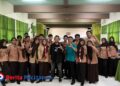 Yusuf Arifa’i, jurnalis Times Indonesia, saat foto bersama dengan siswa dan Waka Kesiswaan usai Pelatihan. (Foto: Sunardi/Berita Pacitan).