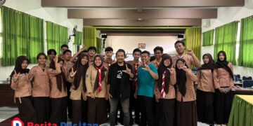 Yusuf Arifa’i, jurnalis Times Indonesia, saat foto bersama dengan siswa dan Waka Kesiswaan usai Pelatihan. (Foto: Sunardi/Berita Pacitan).