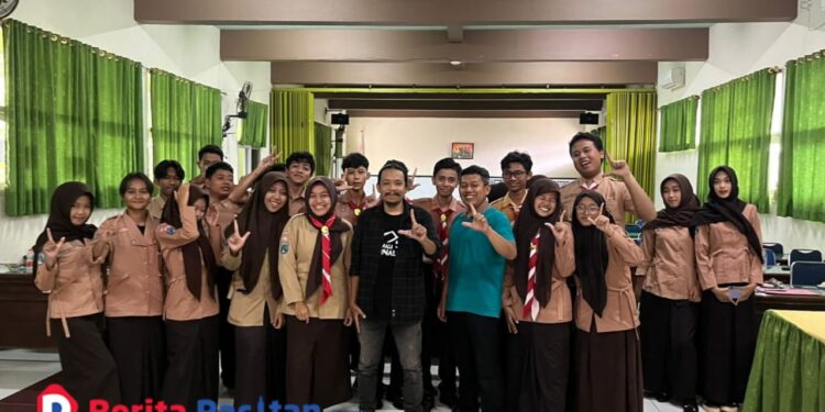 Yusuf Arifa’i, jurnalis Times Indonesia, saat foto bersama dengan siswa dan Waka Kesiswaan usai Pelatihan. (Foto: Sunardi/Berita Pacitan).