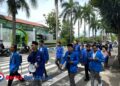 PMII Pacitan saat berjalan menuju Kantor Dinas Sosial Kabupaten Pacitan untuk menyampaikan enam tuntutan terkait pembenahan penyaluran bantuan sosial, Senin, 17 November 2025. (Foto: Sunardi/Berita Pacitan).