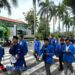 PMII Pacitan saat berjalan menuju Kantor Dinas Sosial Kabupaten Pacitan untuk menyampaikan enam tuntutan terkait pembenahan penyaluran bantuan sosial, Senin, 17 November 2025. (Foto: Sunardi/Berita Pacitan).