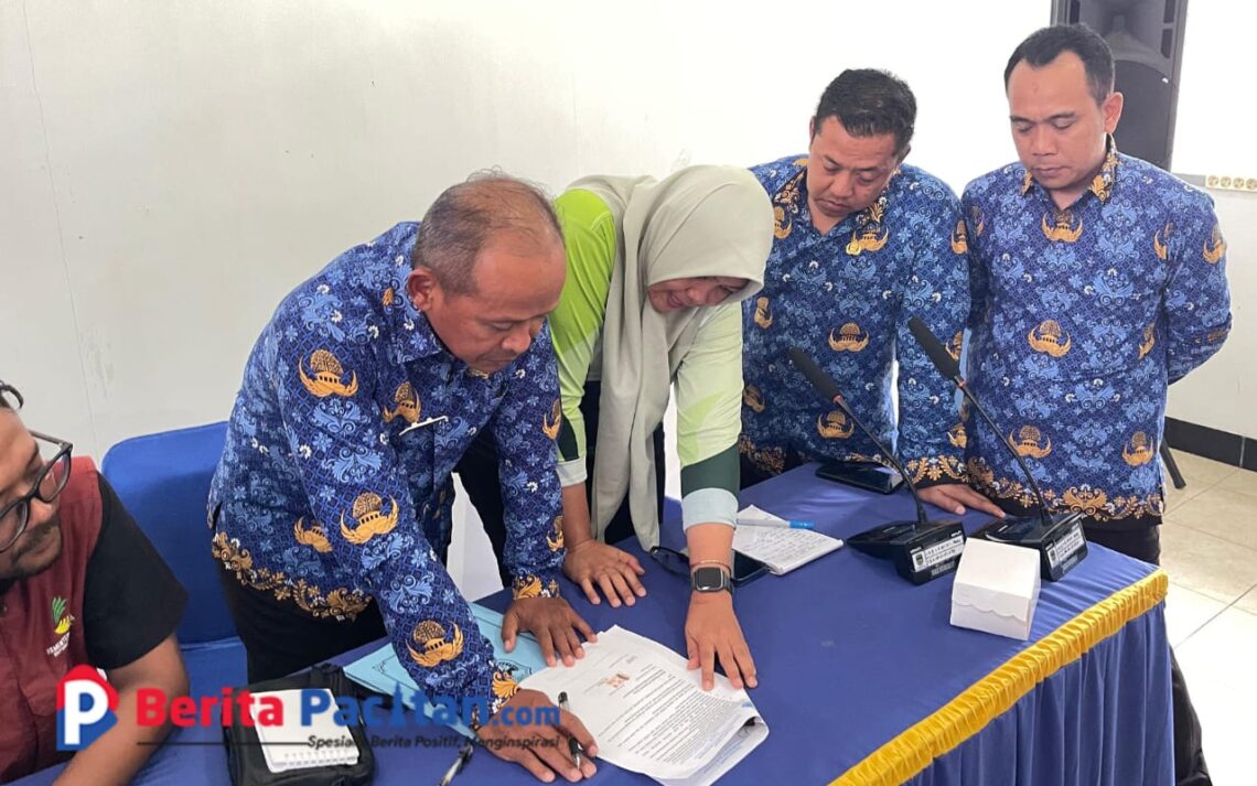 Kepala Dinsos, beserta Jajaran saat menandatangani enam tuntutan audiensi PC PMII Pacitan pembenahan bantuan sosial. Senin, 17/11/2025. (Foto: Sunardi/Beritapacitan).
