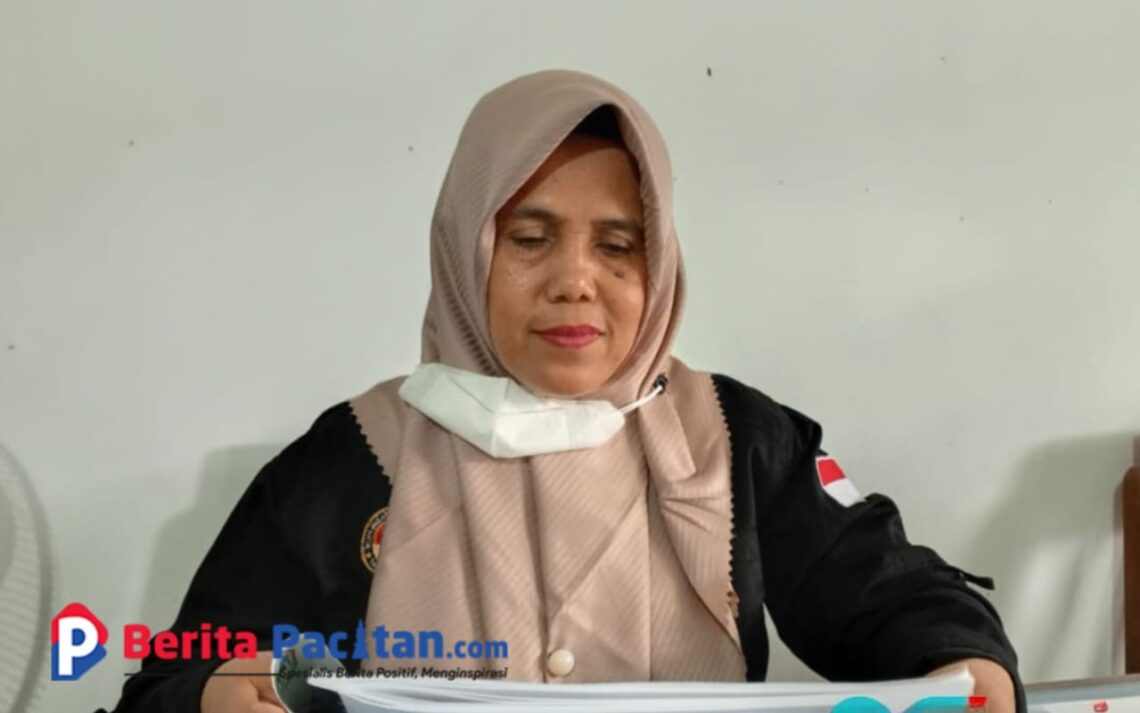 Siti Aminah, Kepala Bidang Politik Dalam Negeri Bakesbangpol Pacitan, menunjukkan data terbaru Ormas yang terdaftar di kantornya, sambil menjelaskan tantangan alokasi anggaran untuk pembinaan organisasi. Rabu, 19/11/2025. (Foto: Sunardi/Berita Pacitan).