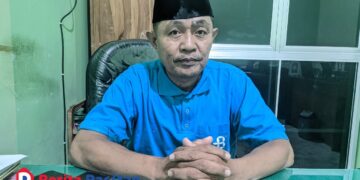 Sumino, dari Seksi Pendidikan Diniyah dan Pondok Pesantren Kemenag Pacitan, saat ditemui di ruang kerjanya membahas perkembangan pendataan serta pembinaan pondok pesantren di Kabupaten Pacitan. (Foto: Sunardi/Berita Pacitan).