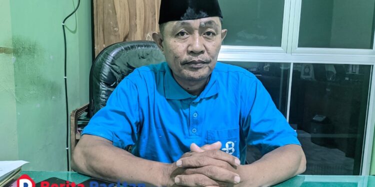Sumino, dari Seksi Pendidikan Diniyah dan Pondok Pesantren Kemenag Pacitan, saat ditemui di ruang kerjanya membahas perkembangan pendataan serta pembinaan pondok pesantren di Kabupaten Pacitan. (Foto: Sunardi/Berita Pacitan).