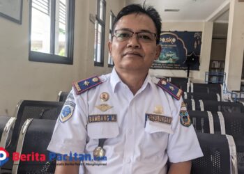 Bambang Mahendrawan, Kepala Dinas Perhubungan Pacitan, saat ditemui di Terminal Tipe A Pacitan membahas kondisi lampu penerangan di Jalur Lintas Selatan dan proses koordinasi dengan BPJN, Senin (24/11/2025). (Foto: Sunardi/Berita Pacitan).