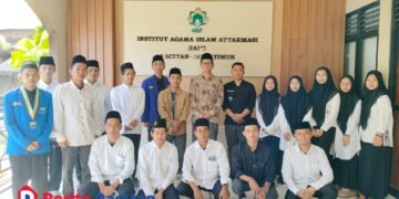 Para mahasiswa IAIT Pacitan bersama pengurus PC PMII Pacitan berfoto setelah deklarasi Komisariat Persiapan PMII IAIT Pacitan di lingkungan kampus. Kegiatan ini menjadi langkah awal pembentukan basis PMII di IAIT Pacitan. (Foto: Sunardi/Berita Pacitan).