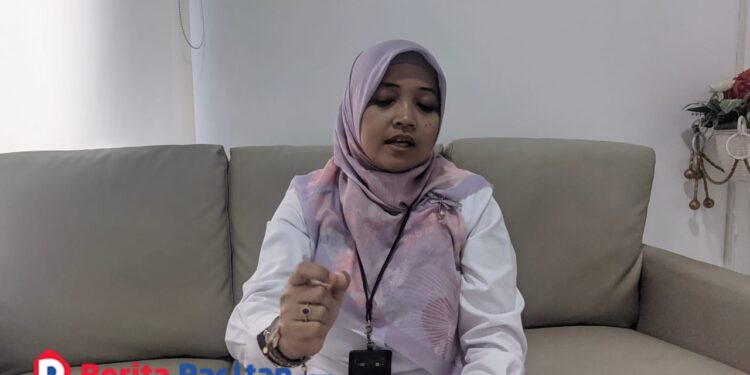 Herdina Tri Handayani, Manager PLN Pacitan, saat ditemui di ruang kerjanya membahas progres perbaikan jaringan listrik di Desa Klesem, Kamis, 27/11/2025. (Foto: Sunardi/Berita Pacitan).