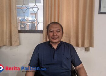 Sigi Dani, Kabid Pemerintahan Desa PMD Pacitan, saat ditemui di ruang kerjanya membahas persiapan Pilkades Serentak 2026. (Foto: Sunardi/Berita Pacitan).