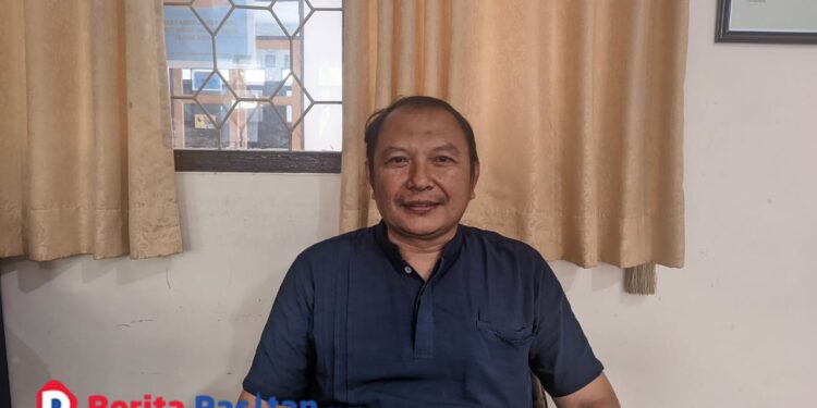 Sigi Dani, Kabid Pemerintahan Desa PMD Pacitan, saat ditemui di ruang kerjanya membahas persiapan Pilkades Serentak 2026. (Foto: Sunardi/Berita Pacitan).