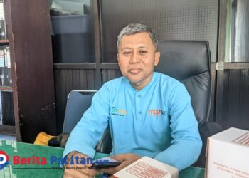 Endhit Yuniarso, S.T., M.T., Kepala Bidang Tata Bangunan dan Jasa Konstruksi Dinas PUPR Pacitan, saat ditemui di ruang kerjanya membahas progres pembangunan Gedung Sekolah Rakyat, Jumat 28/11/2025. (Foto: Sunardi/Berita Pacitan).