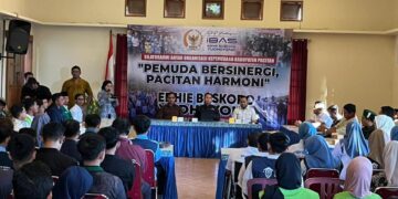 Suasana acara silaturahmi kepemudaan bertema “Pemuda Bersinergi, Pacitan Harmoni” yang digelar di salah satu aula di Pacitan, Sabtu, 29 November 2025. Para peserta dari berbagai organisasi pemuda tampak menghadiri forum dialog tersebut.