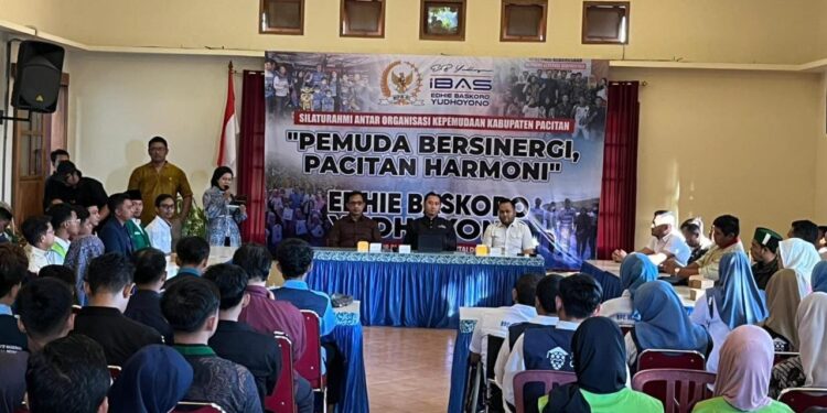 Suasana acara silaturahmi kepemudaan bertema “Pemuda Bersinergi, Pacitan Harmoni” yang digelar di salah satu aula di Pacitan, Sabtu, 29 November 2025. Para peserta dari berbagai organisasi pemuda tampak menghadiri forum dialog tersebut.