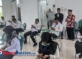 Para peserta Seleksi Tahap I Petugas Penyelenggara Ibadah Haji (PPIH) Kabupaten Pacitan Tahun 2026 saat mengikuti proses ujian berbasis Computer Assisted Test (CAT) di Aula PLHUT Kankemenag Pacitan. (Foto: Sunardi/Berita Pacitan).