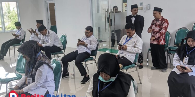 Para peserta Seleksi Tahap I Petugas Penyelenggara Ibadah Haji (PPIH) Kabupaten Pacitan Tahun 2026 saat mengikuti proses ujian berbasis Computer Assisted Test (CAT) di Aula PLHUT Kankemenag Pacitan. (Foto: Sunardi/Berita Pacitan).
